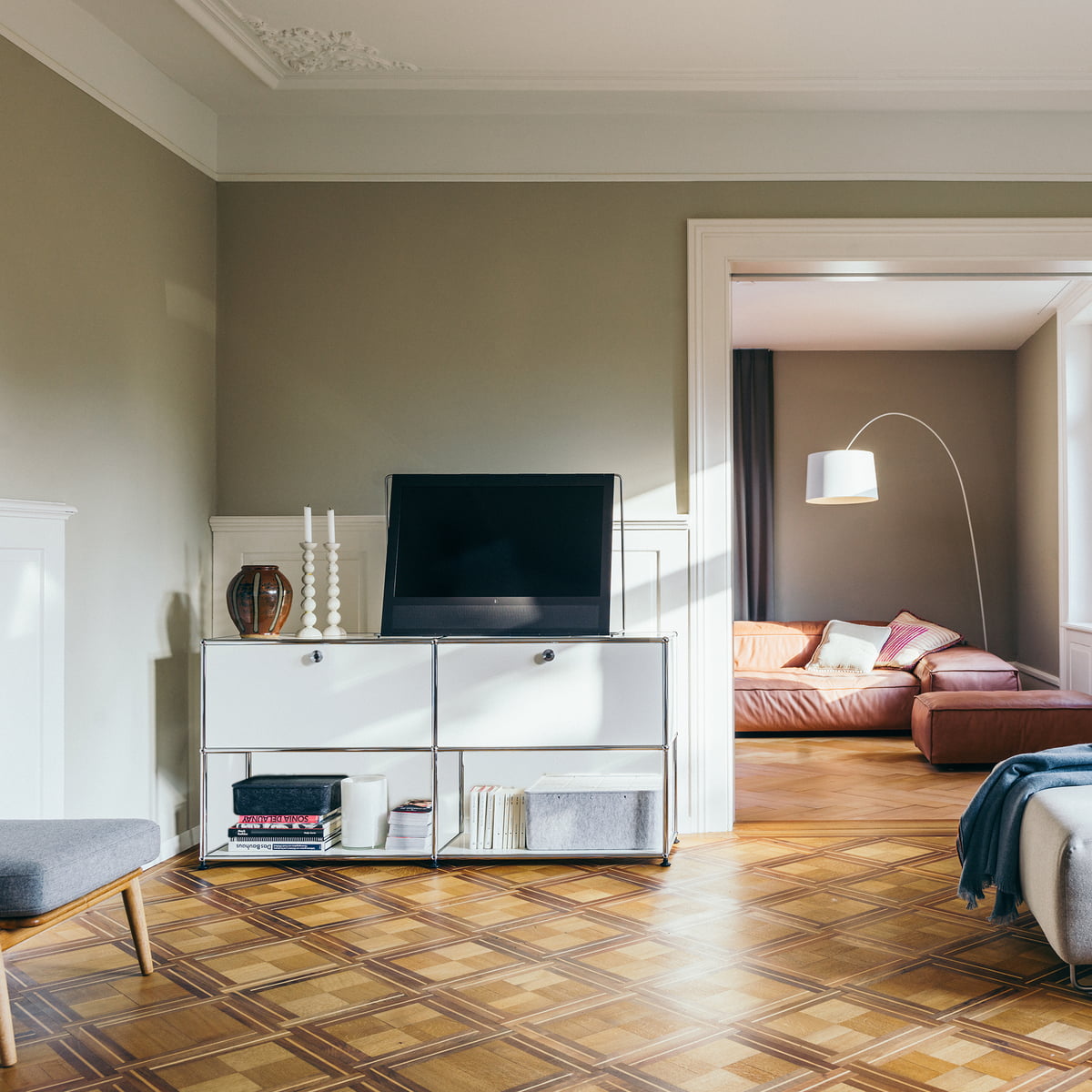 USM Haller - Sideboard M mit zwei Klapptüren oben, reinweiß (RAL 9010)
