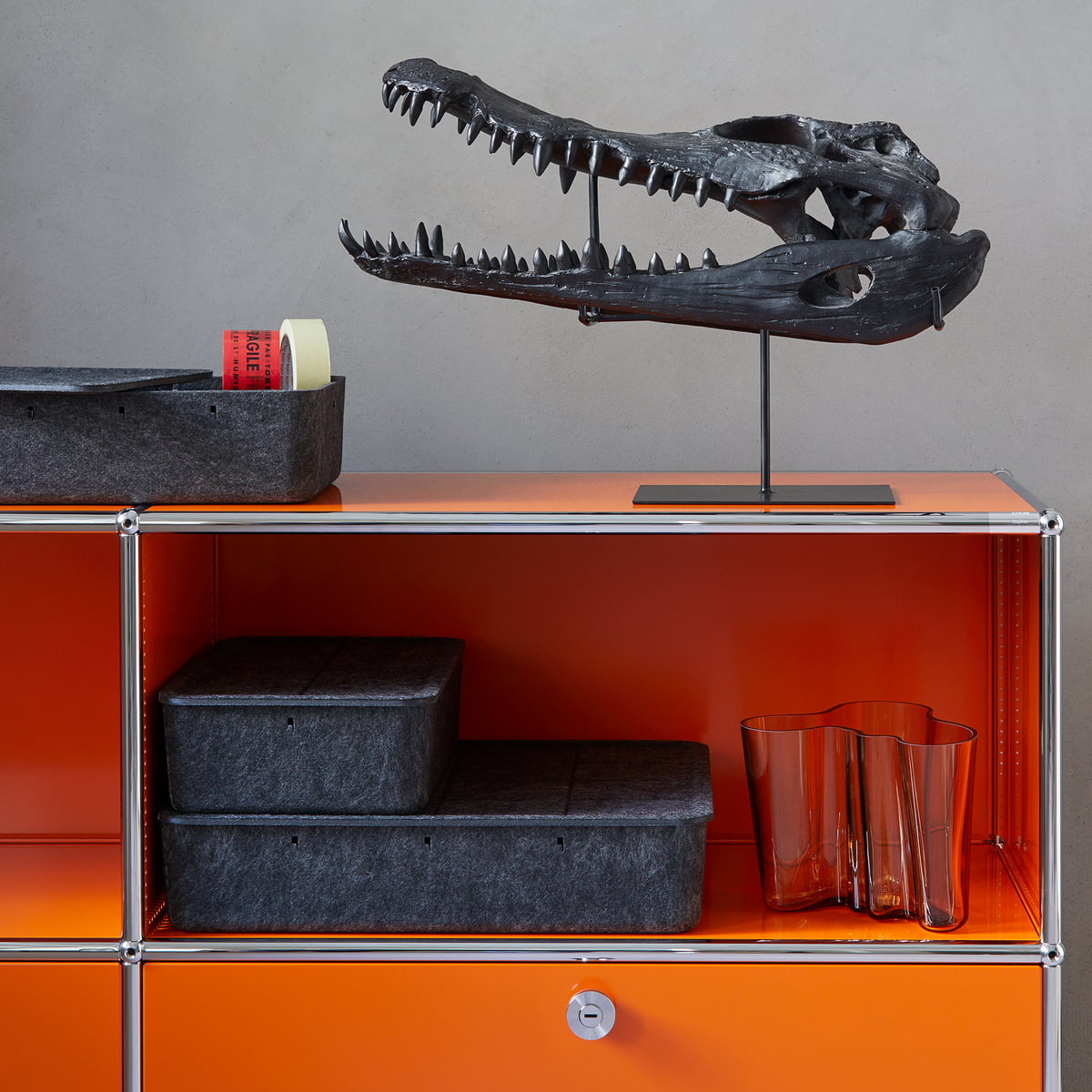 USM Haller - Sideboard M mit zwei Klapptüren unten, anthrazitgrau (RAL 7016)