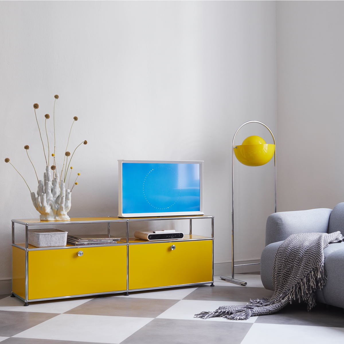 USM Haller - TV-/Hi-Fi Lowboard M zwei Klapptüren und Ablagefläche, reinweiß (RAL 9010)